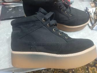 Кроссовки женские.