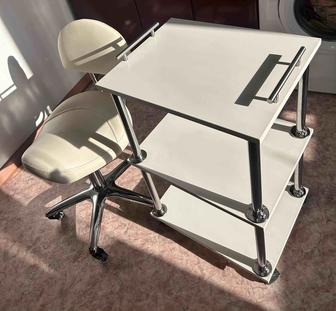 Помощник и стул для салона красоты