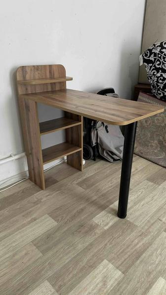 Маникюрный стол