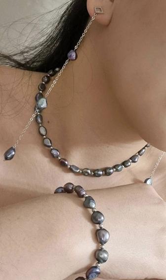 Набор украшений из жемчуга длинные серьги, колье и браслет.