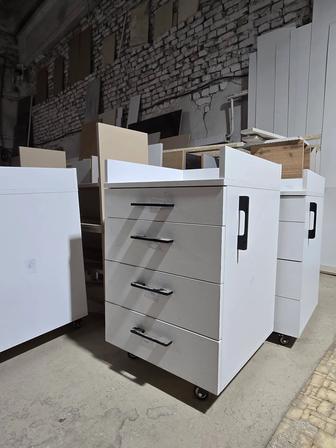 продам тумбу на колесиках