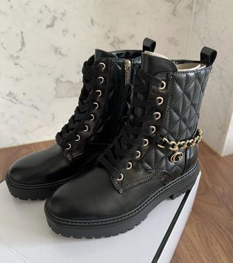 Женская демисезонные ботинки от бренда Guess