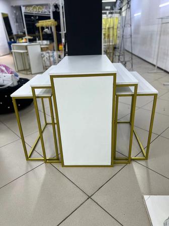 Набор из 5 столов для бутика