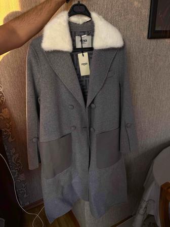 Элегантное шерстяное пальто прямого силуэта с белым меховым воротником