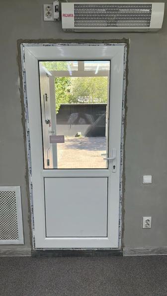 Пластиковая дверь новая