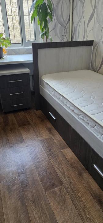 Продам кровать с матрасом 200/90 и тумба в комплекте БУ в хорошем состоянии