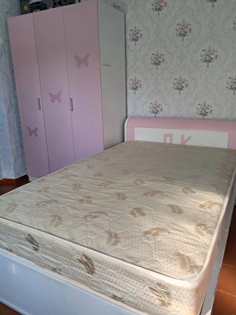 Продам-Детский гарнитур для девочки, вместе с матрасом, есть еще тумбочки.