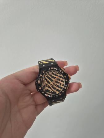 Часы женские Hublot