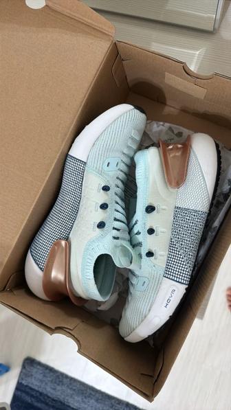 Женские кроссовки