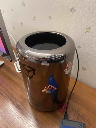 Apple Mac Pro с монитором