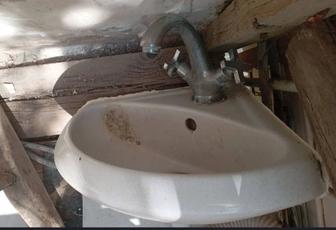 Продам раковину угловую