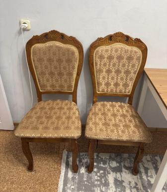 Стол и стулья в идеальном состоянии