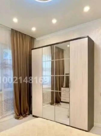 Продам 4 х дверная шкаф с зеркалом