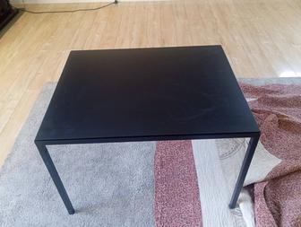 Журнальный столик черного цвета