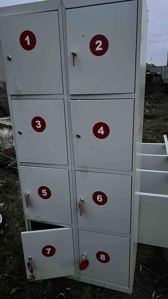 Металлический шкаф для сумок покупателей в магазины