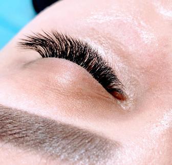 Мастер по наращиванию ресниц