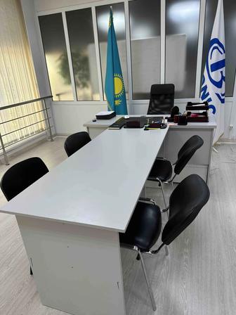 Парты стулья доска шкаф все для офиса