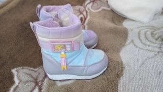 Продам сапожки на девочку размер 23