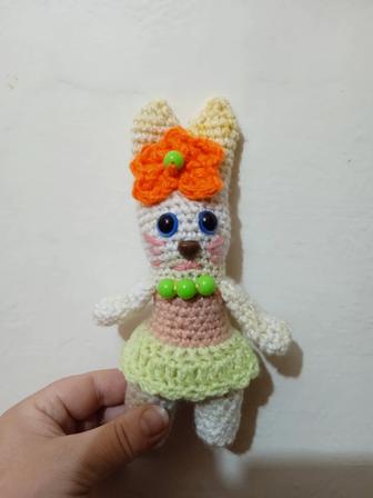 Зайчик вязаная игрушка