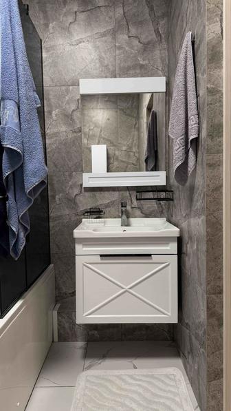 Тумба с раковиной и зеркалом 60 см