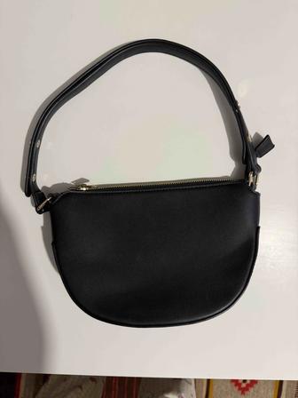 Черная сумка через плечо