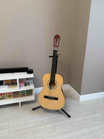 Классическая гитара три четверти со стойкой и мягким чехлом