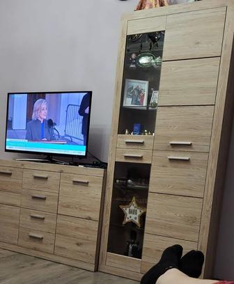 Продается тумба и шкаф-витрина