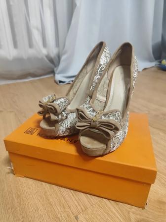 Женские туфли на платформе с кружевом б/у