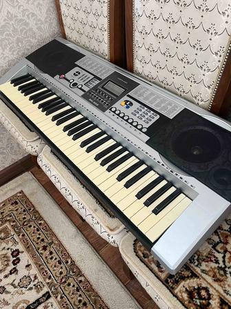 Синтезатор вместе с подставкой