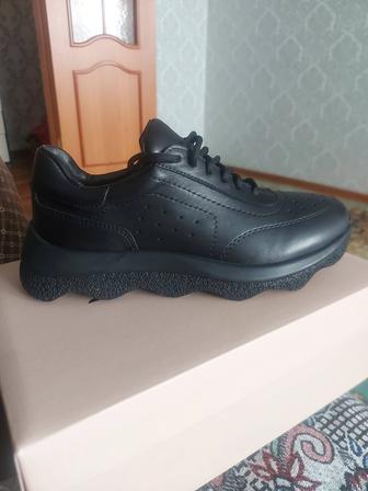 Кроссовки женские