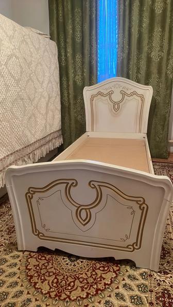 Продам кровать для девочек с тумбочкой, но без матраса