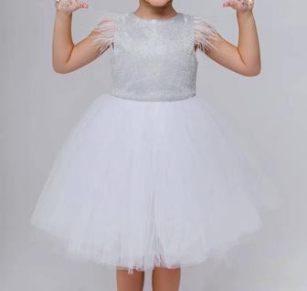 Платье с перьями