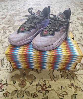 Продам баскетбольные кроссовки