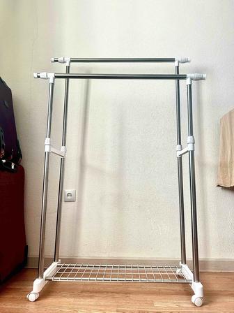 Вешалка напольная на колесах