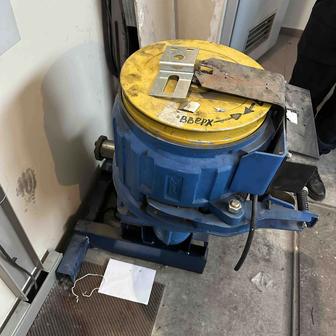 Двигатели от лифта а также платы OTIS