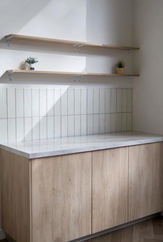 Кухня с деревянными вставками