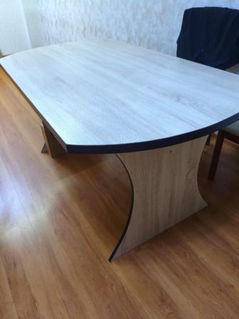 Продается обеденный стол на 6-8 персон