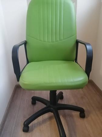 Офисное кресло