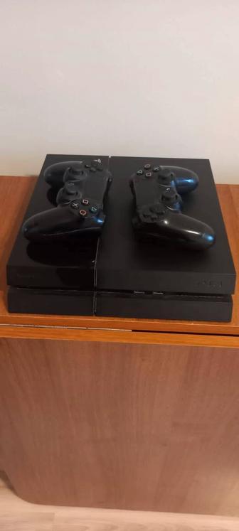 Продам 2 приставки Playstation 4