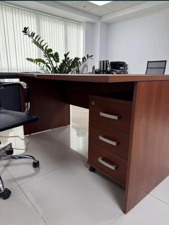 Офисный стол с тумбой
