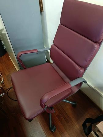 Продам офисное кресло бардового цвета