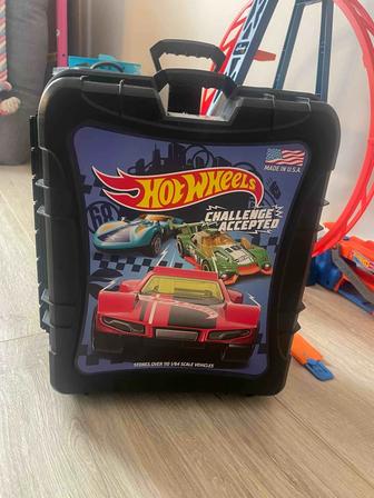 Продам чемодан hot wheels с 60 машинками