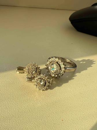 Продам комплект из серебра 925 пробы элегантный, в идеальном состоянии