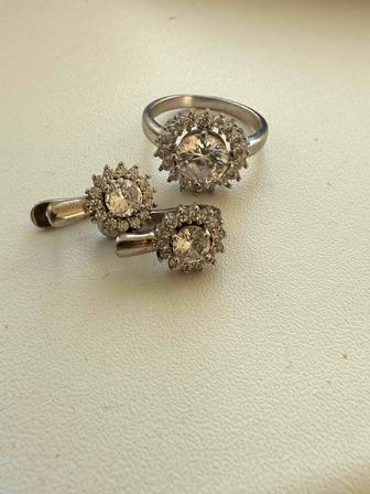 Продам комплект из серебра 925 пробы элегантный, в идеальном состоянии