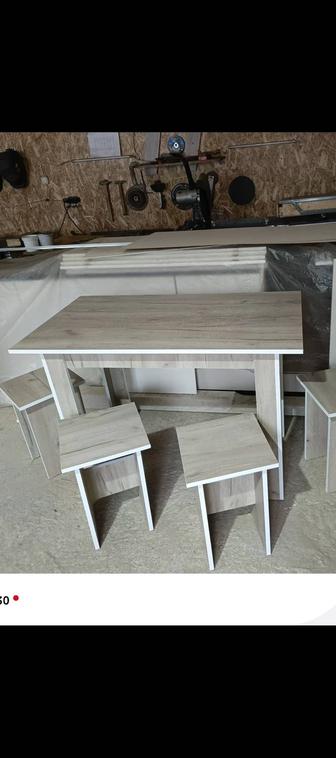 Продам кухонный стол и 4 табуретки