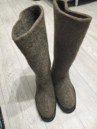 Продам валенки взрослые.