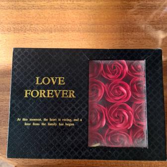 Духи с розочками в коробке продаю.