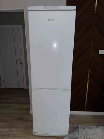 Продам холодильник Indesit