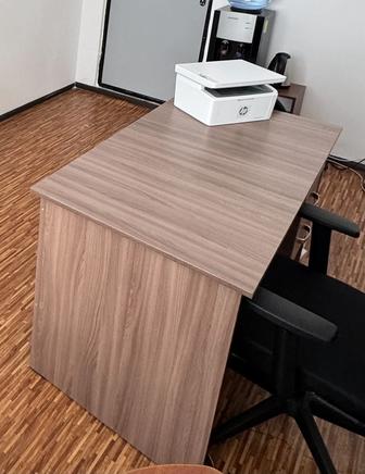 Стол с двумя тумбочками