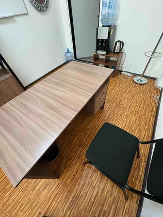 Стол с двумя тумбочками